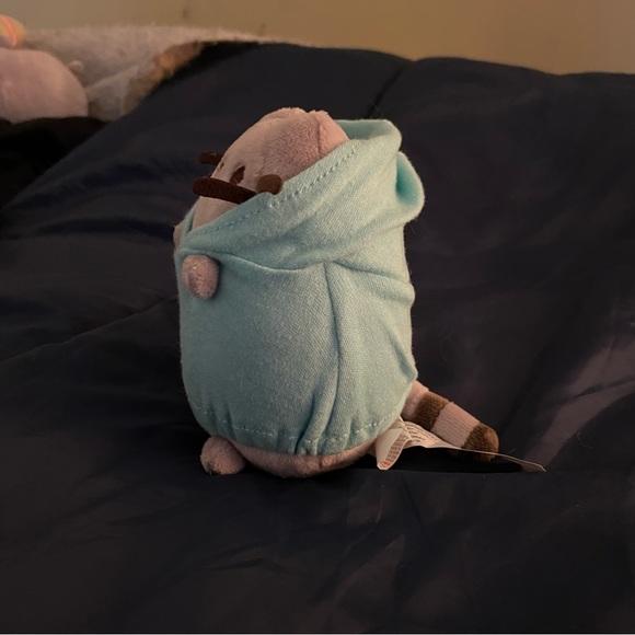 Pusheen wearing a hoodie plush - Picture 3 of 4
